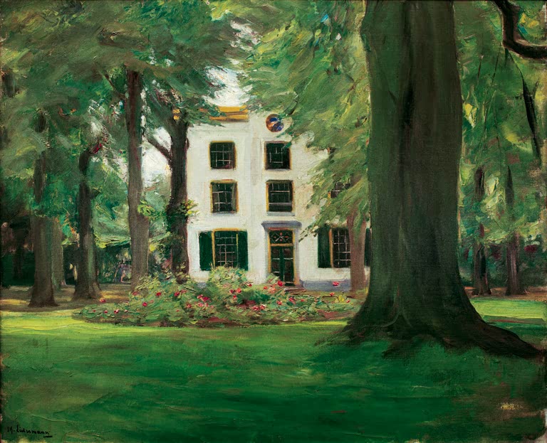 Weißes Landhaus mit grünen Fensterläden hinter Rasen und hohen Bäumen – Max Liebermann Landhaus in Hilversum Kunstkopie