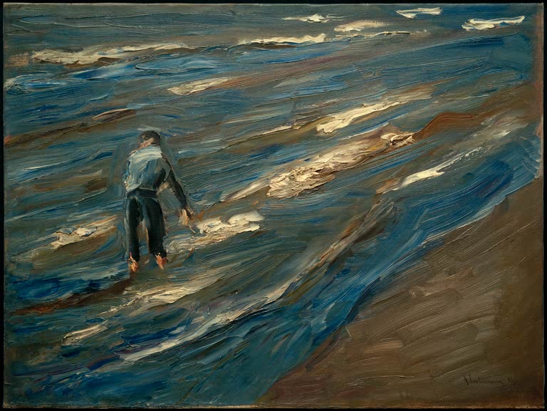 Mann in blauer Jacke watet durch blaue Brandungswellen am Strand – Max Liebermann Muschelfischer am Strand Kunstkopie