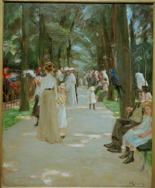 Spaziergänger und sitzende Kinder auf einem hellen Weg unter Bäumen im Zoo – Max Liebermann Papageienallee Kunstkopie
