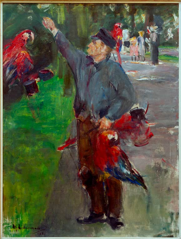 Mann mit blauer Jacke hält rote Papageien auf Arm und Schulter im Zoo – Max Liebermann Papageienmann Kunstkopie