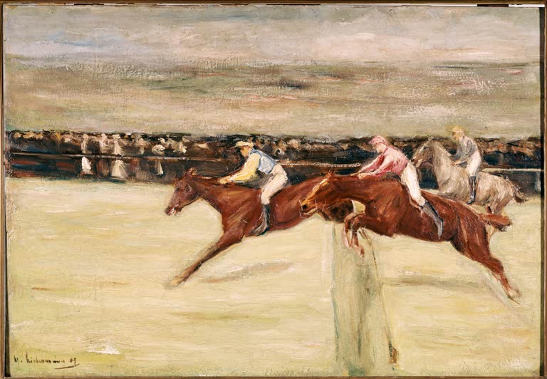 Zwei Jockeys im Galopp auf einer Rennbahn mit Zuschauern am Horizont – Max Liebermann Pferderennen in den Cascinen Kunstkopie
