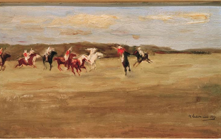Reiter in roten Jacken jagen über eine weite sandfarbene Ebene unter Wolkenhimmel – Max Liebermann Polospieler Kunstkopie