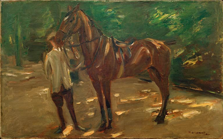 Junger Reitknecht hält ein gesatteltes braunes Pferd im Waldlicht – Max Liebermann Reitknecht mit Pferd Kunstkopie