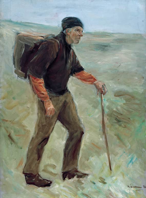 Alter Bauer mit Kiepe und Stock schreitet durch eine Dünenlandschaft – Max Liebermann Schreitender Bauer Kunstkopie