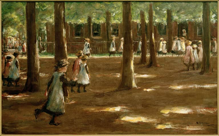 Schulkinder in hellen Kleidern auf sonnigem Weg unter Bäumen – Max Liebermann Schulgang in Laren Kunstkopie