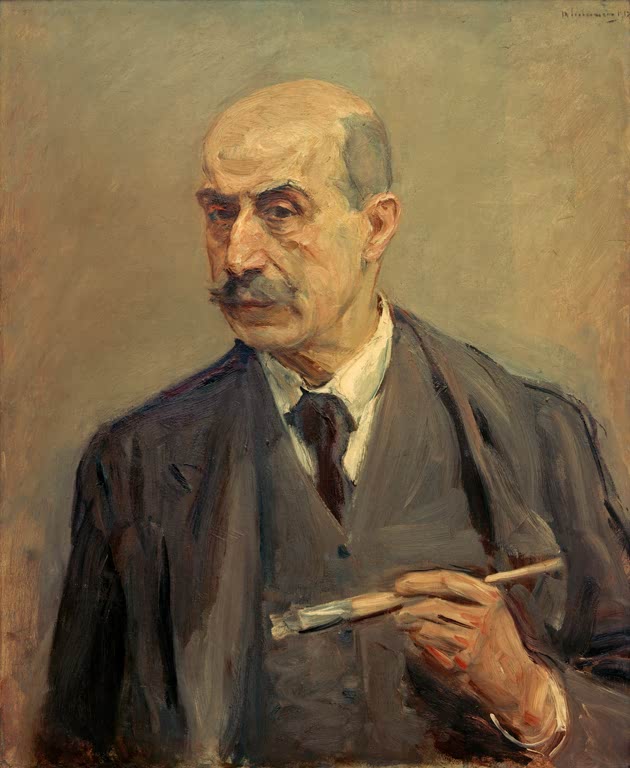 Kahlköpfiger Maler im Anzug hält einen Pinsel vor ockerfarbenem Grund – Max Liebermann Selbstbildnis mit Pinsel Kunstkopie
