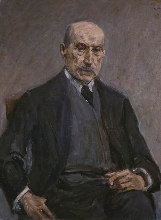 Älterer Maler im dunklen Anzug sitzt mit gefalteten Händen vor blaugrauem Grund – Max Liebermann Selbstbildnis Kunstkopie
