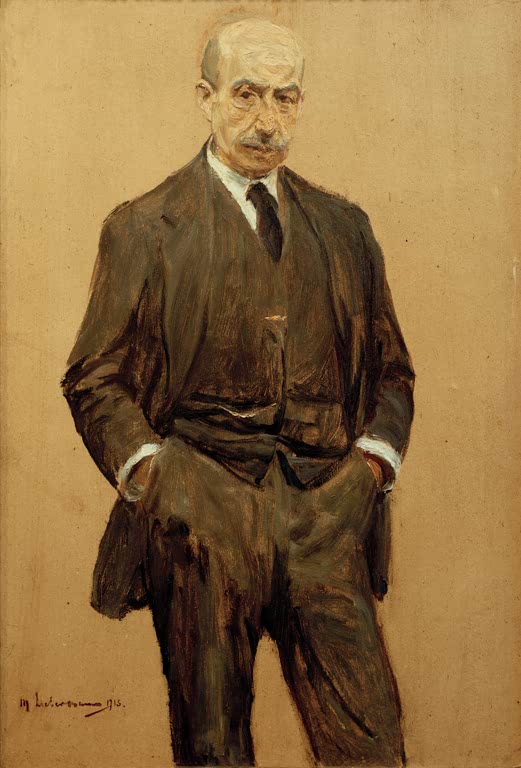 Stehender Maler im braunen Anzug, die Hände in den Taschen, vor ockerfarbenem Grund – Max Liebermann Selbstbildnis Kunstkopie