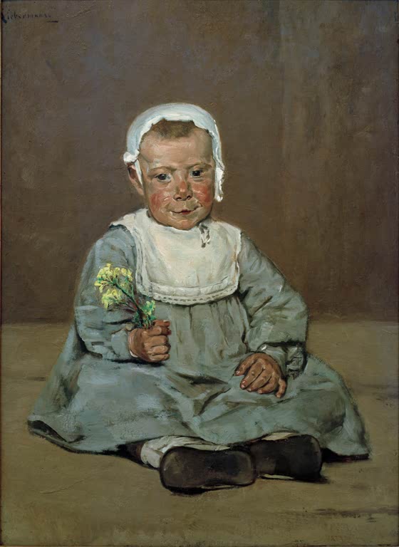 Sitzendes Kleinkind mit Haube und Latz hält gelbe Blümchen in der Hand – Max Liebermann Sitzendes Kind mit Blume Kunstkopie