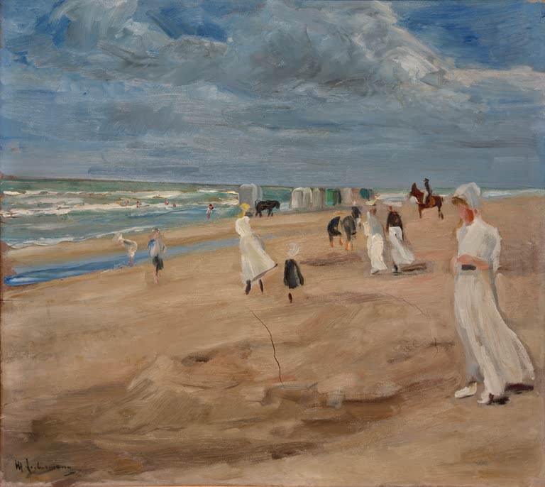 Spaziergänger in weißen Kleidern am breiten Strand unter bewegtem Himmel – Max Liebermann Strand bei Noordwijk Kunstkopie