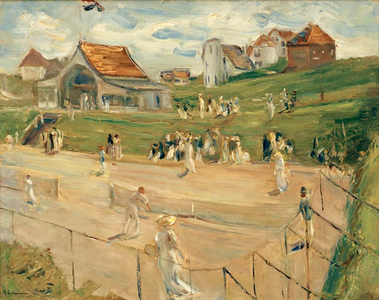 Tennisplatz mit spielenden Menschen vor Gebäuden und grünem Hügel – Max Liebermann Tennisplatz in Noordwijk Kunstkopie
