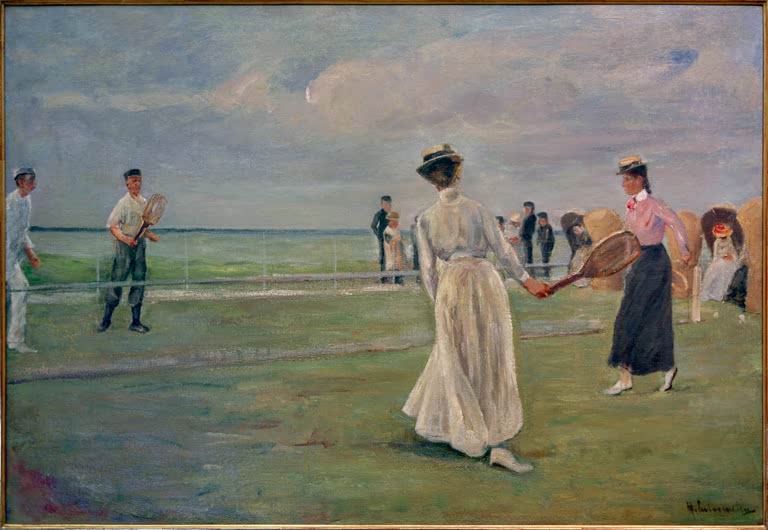 Tennisspielerinnen in langen Kleidern am Netz auf Rasenplatz am Meer – Max Liebermann Tennisspieler am Meer Kunstkopie