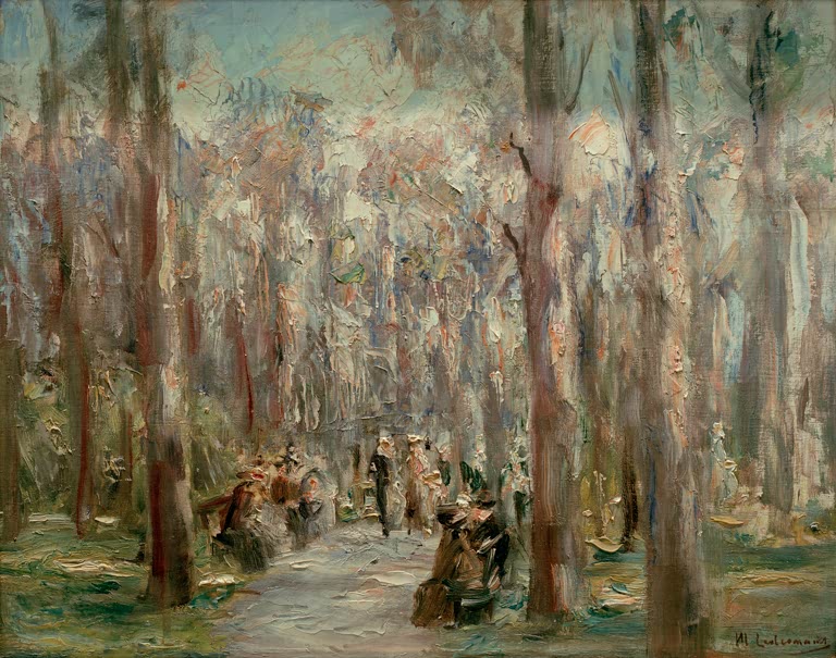 Hohe Baumstämme im hellen Park, dazwischen Spaziergänger auf dem Weg – Max Liebermann Tiergarten Kunstkopie