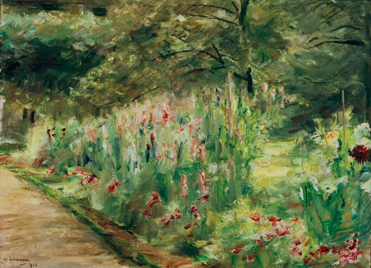 Blumenbeet mit roten und weißen Blüten an einem Gartenweg unter Bäumen – Max Liebermann Wannseegarten Kunstkopie