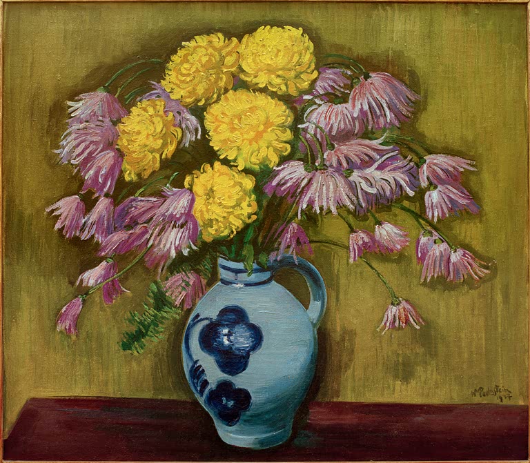 Gelbe und rosa Chrysanthemen in einem blau verzierten Krug vor olivgrünem Grund – Max Pechstein Chrysanthemen Kunstkopie