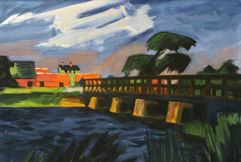 Holzbrücke über dunkelblauem Wasser vor roten Häusern und Wolkenhimmel – Max Pechstein Die Brücke in Leba Kunstkopie