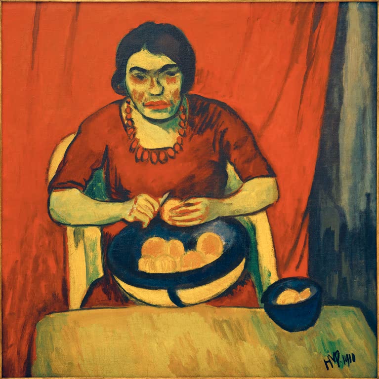 Frau in rotem Kleid schält Orangen über einer Schale vor rotem Vorhang – Max Pechstein Die Orangenschale Kunstkopie