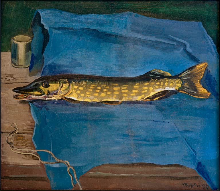 Ein Hecht liegt auf blauem Tuch auf einem Holztisch neben einem Glas – Max Pechstein Ein Hecht Kunstkopie