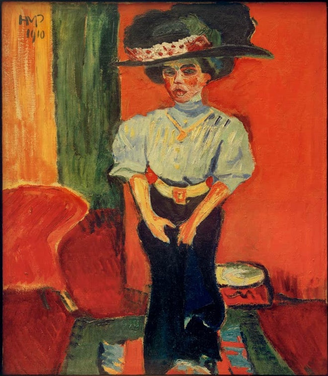 Junge Frau mit Federhut und heller Bluse steht vor rotem Sessel – Max Pechstein Junge Dame mit Federhut Kunstkopie