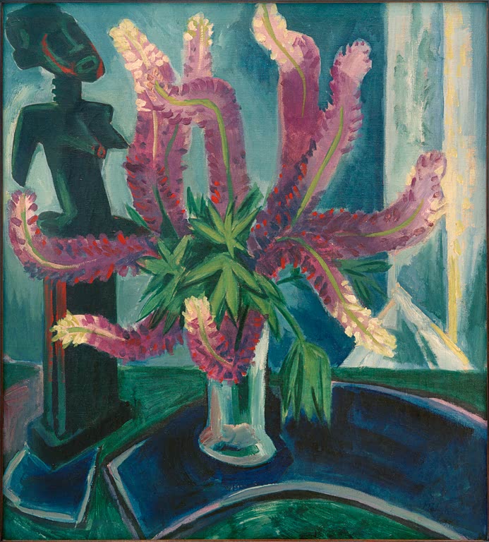 Rosa Lupinen in einer Glasvase neben einer dunklen Figur – Max Pechstein Lupinenstilleben afrikanische Figur Kunstkopie