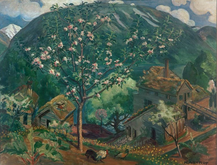 Blühender Apfelbaum über Höfen mit Grasdach, Berg dahinter – Nicolai Astrup Blühender Apfelbaum Kunstkopie