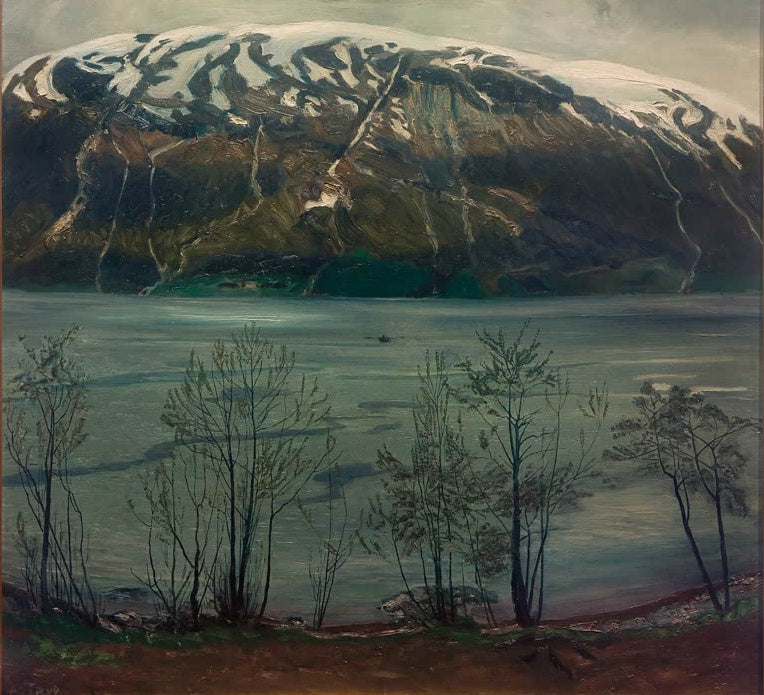 Grauer Fjord mit schneebedecktem Berg, kahle Bäume am Ufer – Nicolai Astrup Grauer Frühlingsabend Kunstkopie