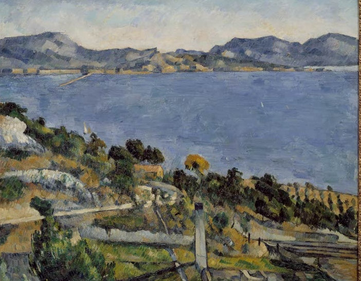 Blaues Meer mit Bergen, davor Hang mit Büschen und Zaun – Paul Cézanne vue du golfe de Marseille Kunstkopie