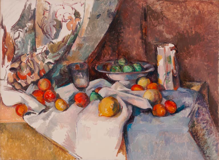 Äpfel und Zitrone auf weißem Tuch, dahinter Obstschale und Krug – Paul Cézanne Stilleben mit Äpfeln Kunstkopie