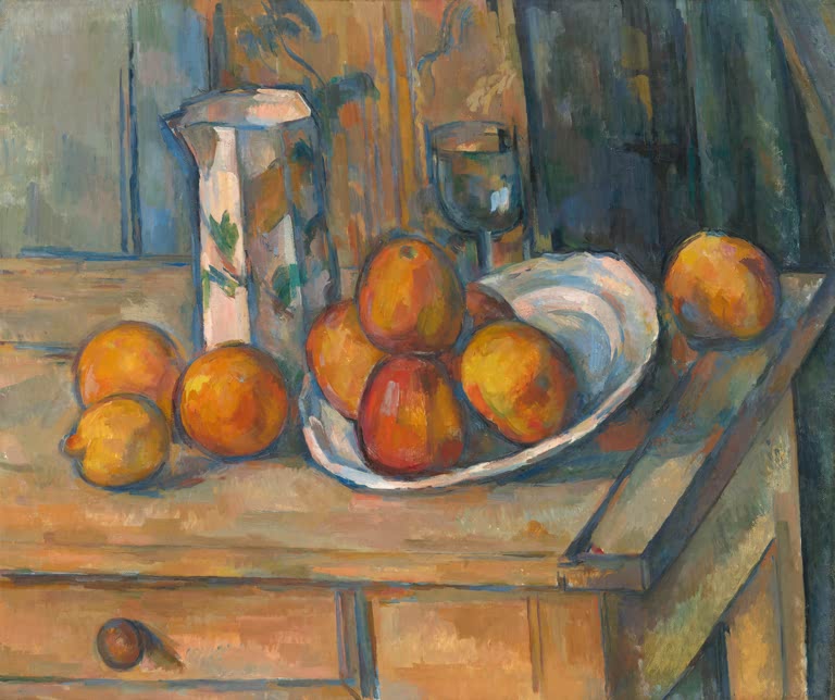 Orangen und Äpfel auf Schale, daneben Krug und Glas auf Holztisch – Paul Cézanne Stillleben mit Milchkanne Kunstkopie
