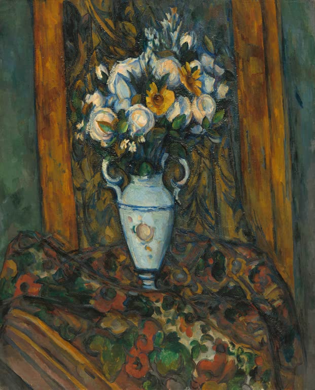Weiße Vase mit Blumenstrauß vor gemustertem Teppich und Holzrahmen – Paul Cézanne Vase mit Blumen Kunstkopie