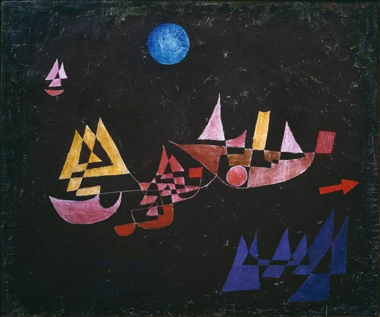Bunte Segelschiffe aus Dreiecken, blauer Mond und roter Pfeil auf schwarzem Grund – Paul Klee Abfahrt der Schiffe Kunstkopie