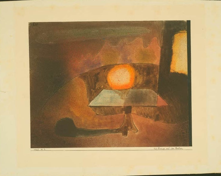 Orangefarbener Lichtball über einem Tisch im dunklen Raum mit hellem Fenster – Paul Klee Das Licht auf dem Balkon Kunstkopie