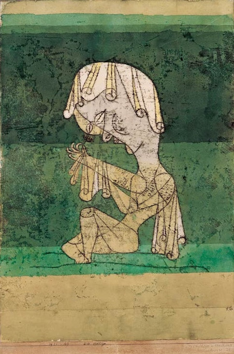 Kniende, weiß verhüllte Figur vor grünen und ockerfarbenen Streifen – Paul Klee Die Heilige Kunstkopie