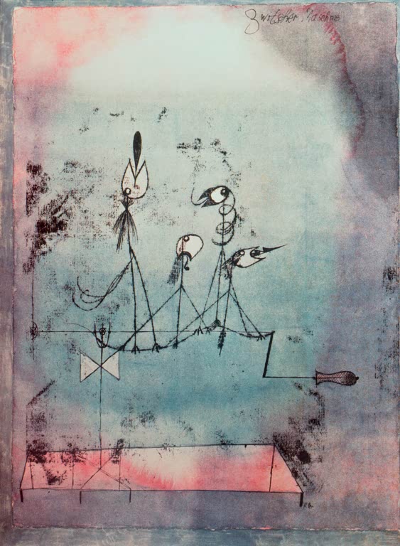 Vier Vögel an einer Kurbelmaschine vor blaugrünem Grund mit rosa Sockel – Paul Klee Zwitscher-Maschine Kunstkopie