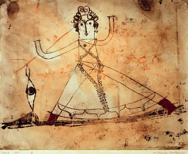 Tänzerin mit Reifrock und erhobenen Armen auf ockerfarbenem Grund – Paul Klee Klassische Groteske Kunstkopie