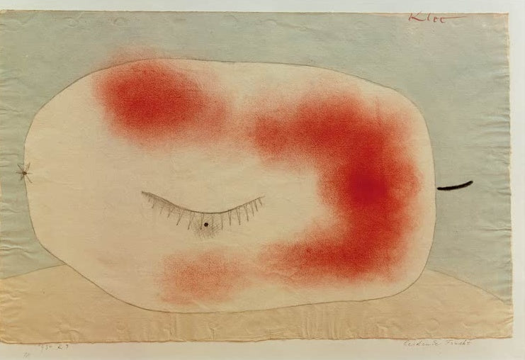 Große Frucht mit rotem Farbschleier und geschlossenem Auge auf blaugrauem Grund – Paul Klee Leidende Frucht Kunstkopie