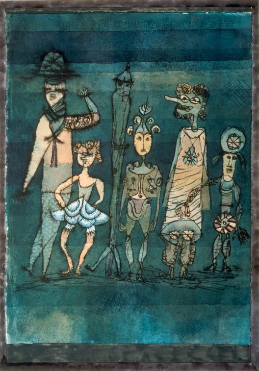 Fünf Maskenfiguren in Kostümen vor blaugrün gestreiftem Hintergrund – Paul Klee Masken Kunstkopie