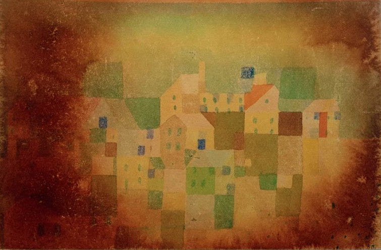 Dicht stehende Häuser in Gelb, Grün und Rot vor rotbraunem Himmel – Paul Klee Ostseebad Kunstkopie