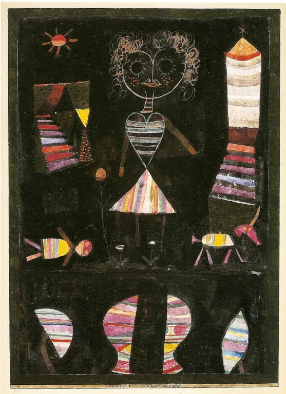 Gemusterte Figur mit Herzleib, Tierchen und Vasen auf dunklem Grund – Paul Klee Puppentheater Kunstkopie