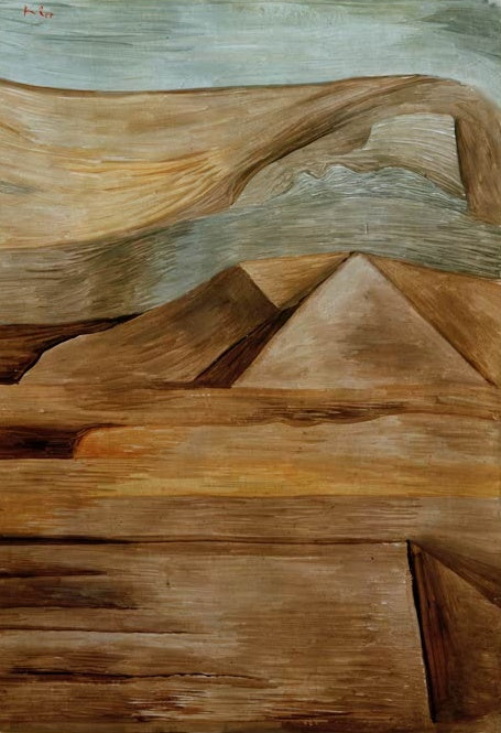 Graubraune Pyramiden in wellig geschichteter Wüstenlandschaft unter blaugrauem Himmel – Paul Klee Pyramiden Kunstkopie