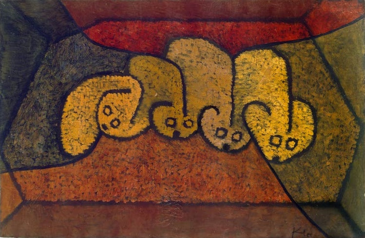 Vier gelbe Schläfergestalten eng nebeneinander in einem rotbraunen Raum – Paul Klee Schlafstelle der Vier Kunstkopie