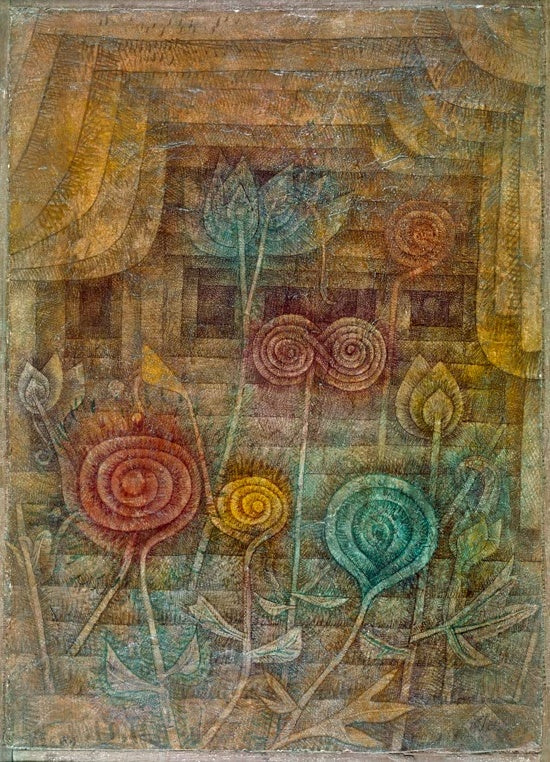 Spiralförmige Blüten in Rot, Gelb und Türkis vor Vorhang und Gitterwand – Paul Klee Spiralblüten Kunstkopie