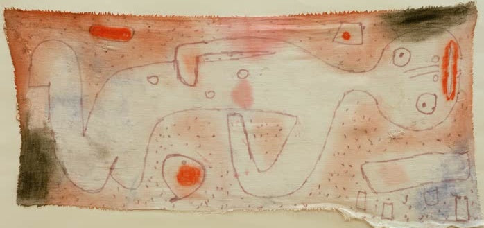 Zarte rötliche Wesenform mit Punkten und Augen auf grobem Gewebe – Paul Klee Strandende Meerjungfer Kunstkopie
