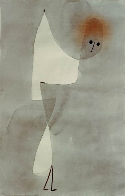 Schlanke weiße Gestalt mit rotem Kopf in zartgrauem Aquarellgrund – Paul Klee Tanzstellung Kunstkopie