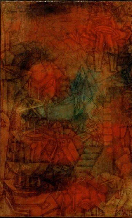 Rotbraunes Gewirr aus Bühnenarchitektur und Figuren mit grünen Akzenten – Paul Klee (Theater) Bühnenprobe Kunstkopie