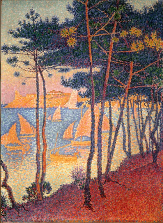 Pinienstämme über einer Bucht mit orangefarbenen Segelbooten im Abendlicht – Paul Signac Segel und Pinien Kunstkopie