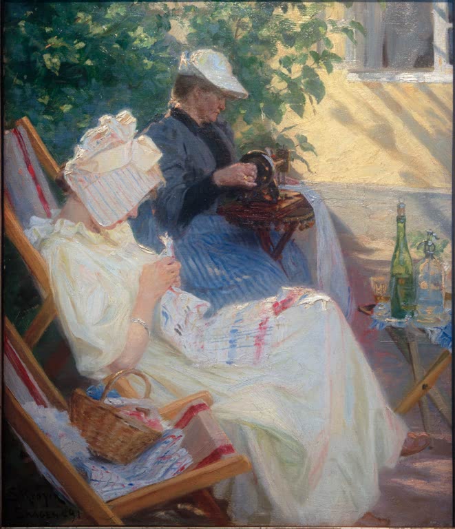 Zwei Frauen nähen in Liegestühlen im sonnigen Garten – Peder Severin Kröyer Frauen im Garten Kunstkopie
