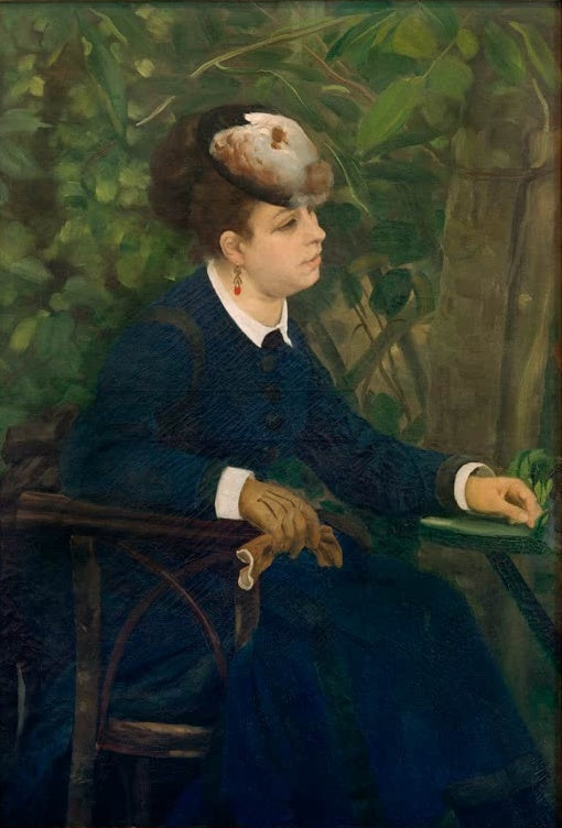 Dame in dunkelblauem Kleid mit Federhut sitzt vor Laub – Pierre-Auguste Renoir Frau im Garten Kunstkopie