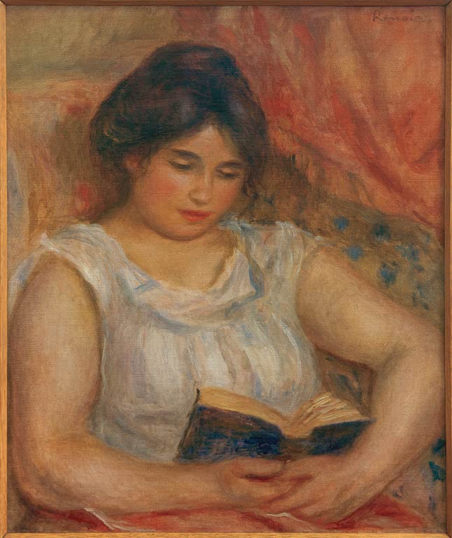 Frau in weißer Bluse liest ein Buch vor rotem Vorhang – Pierre-Auguste Renoir Gabrielle bei der Lektüre Kunstkopie