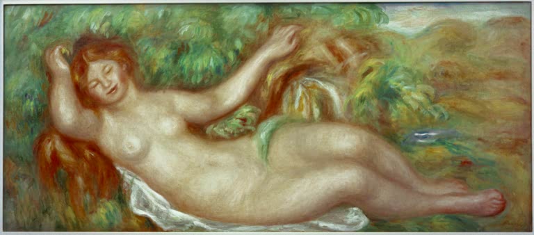 Liegender Akt mit rotem Haar im Grünen, extremes Querformat – Pierre-Auguste Renoir Liegender Akt (Die Quelle) Kunstkopie